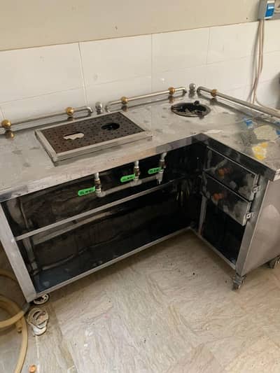 chai ka counter hai or chai ka saara Saman bhi mojood hai