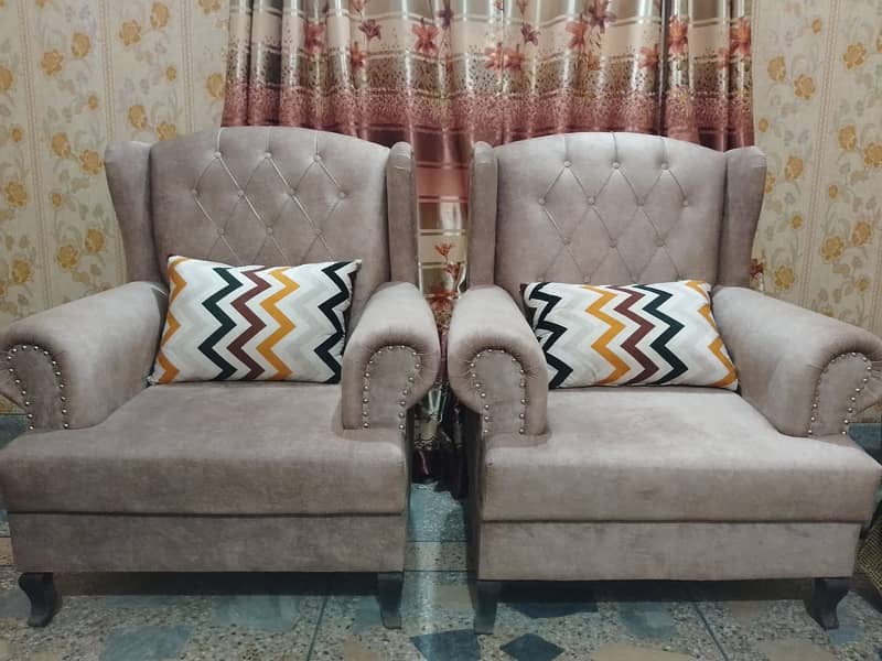 This sofa set is in nearly new condition and has been slightly used. 0