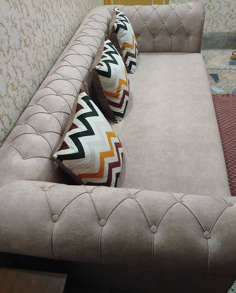 This sofa set is in nearly new condition and has been slightly used. 2
