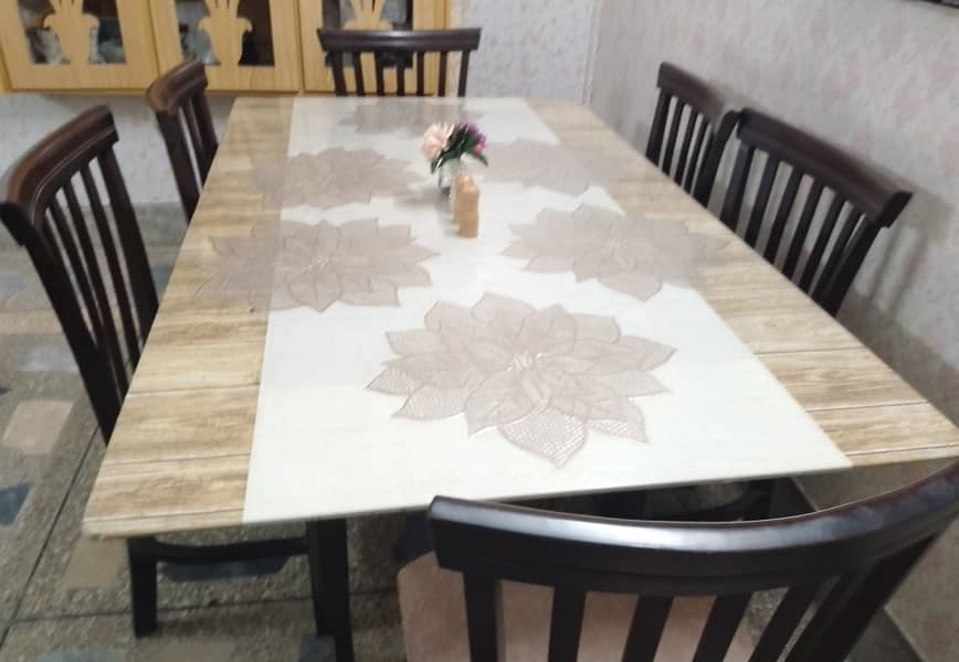 Dinnig Table is in nearly new condition and has been slightly used. 0