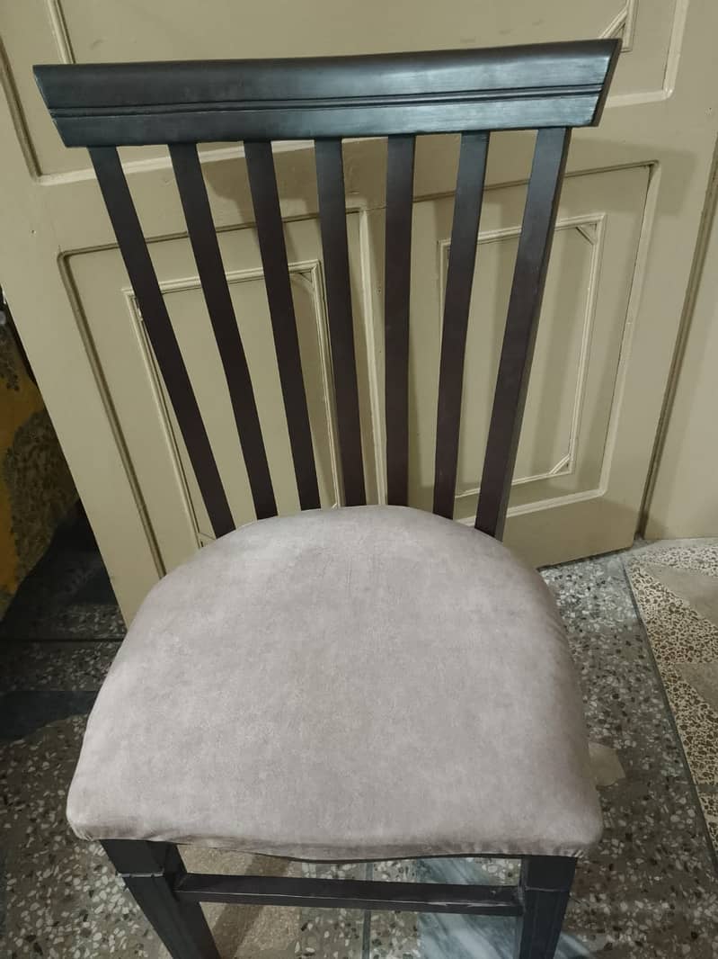 Dinnig Table is in nearly new condition and has been slightly used. 2