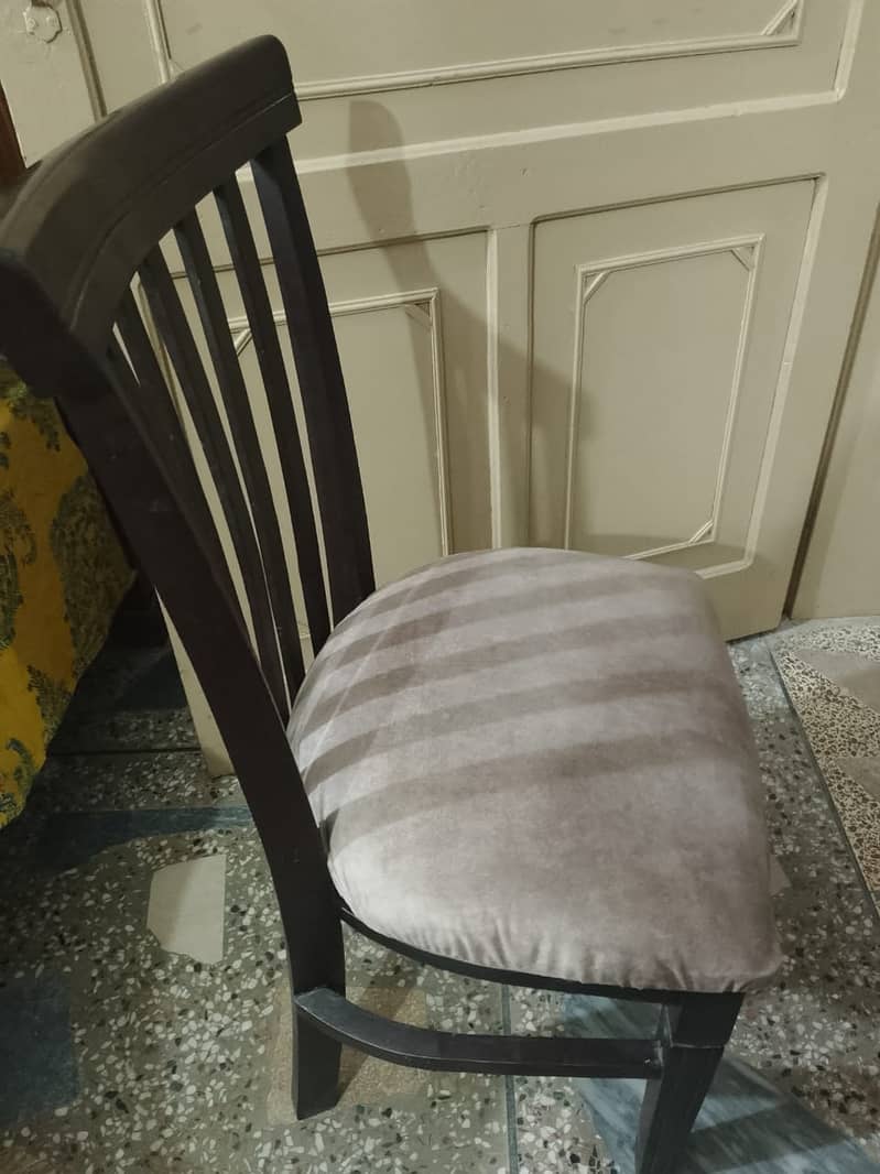 Dinnig Table is in nearly new condition and has been slightly used. 3