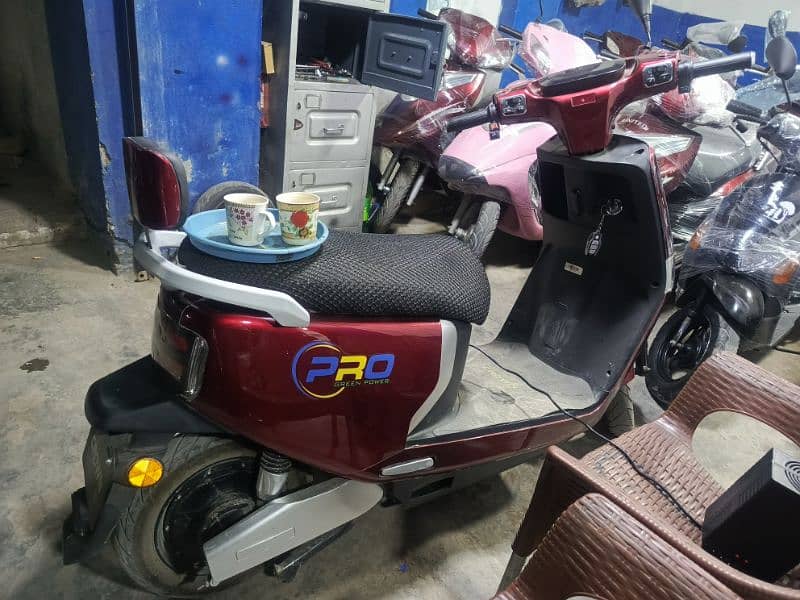 electric three wheeler scooty 10