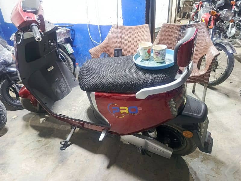electric three wheeler scooty 11