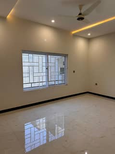 3 Bedroom Beautiful UPPER PORTION FOR Rent, 10 Marla House for Rent in River Garden ) Gas Seperate meter ) Prime location this house Only 1 mint Distance Highway