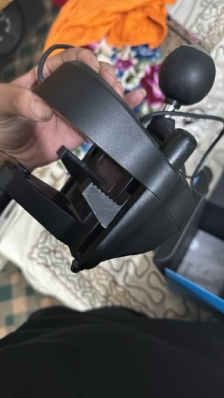 Logitech g920 with shifter almost new mint conditions with stand 3