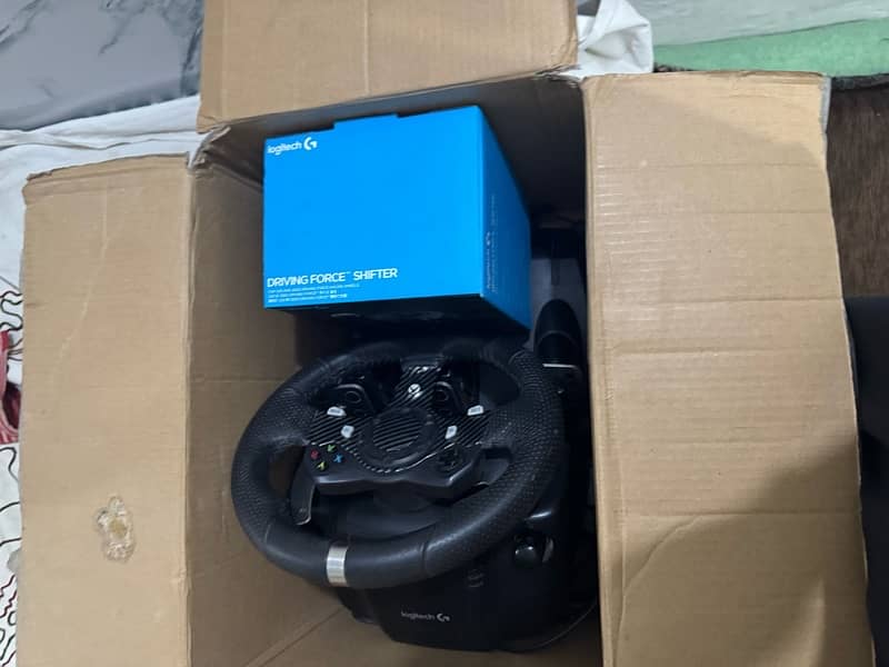 Logitech g920 with shifter almost new mint conditions with stand 7