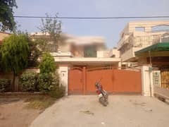 Johar Town Phase 2 - Block G4 1 Kanal House Up For sale