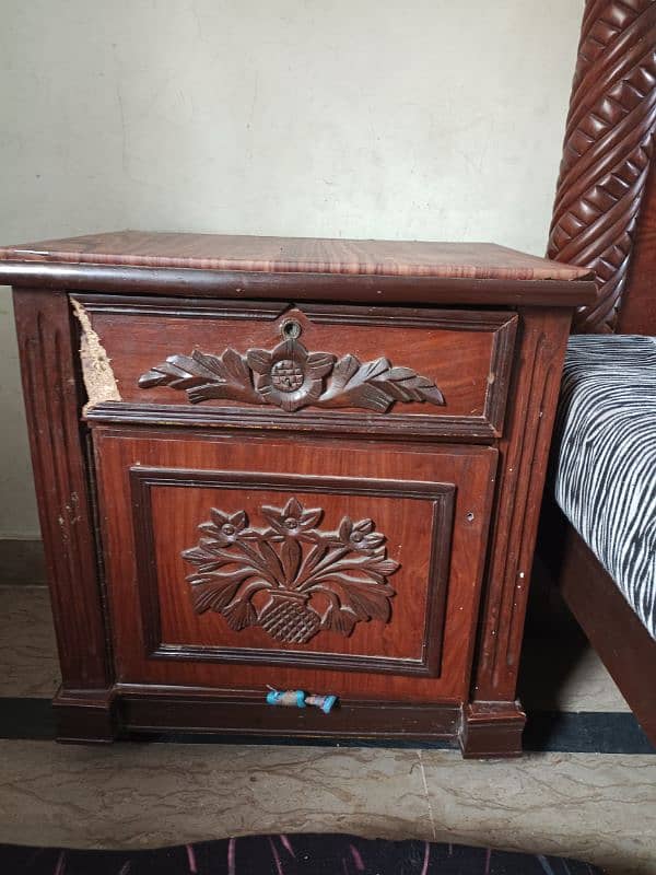 Bed with dressing and side tables 2