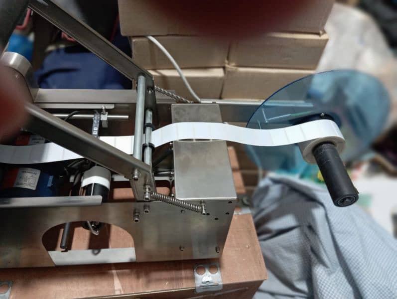 Semi Automatic Labeling Machine Mt 50 for Labeling On Round Bottle 5