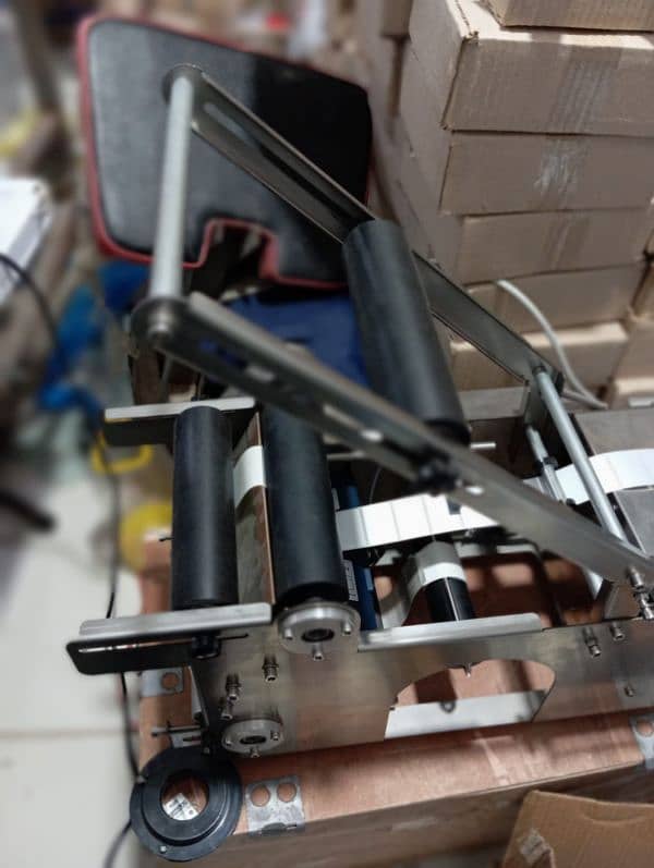 Semi Automatic Labeling Machine Mt 50 for Labeling On Round Bottle 9
