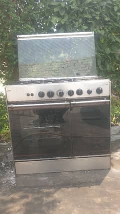 Gas cooking range with 5 burners