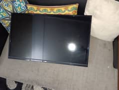 Selling TCL 32-Inch LED TV (Non-Smart) – Like New!