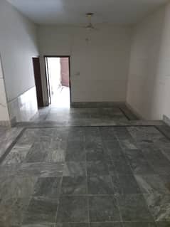 Lower ground portion for rent gulistan colony 2bed tv loung 2bath kichan londri Pani bijli gass sab available