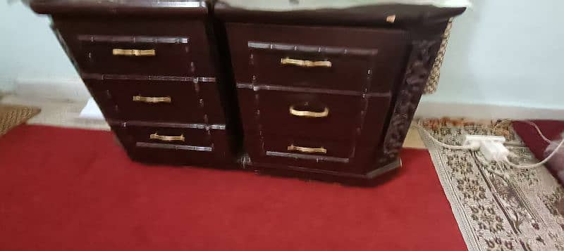 Bed with side tables and dressing table 4
