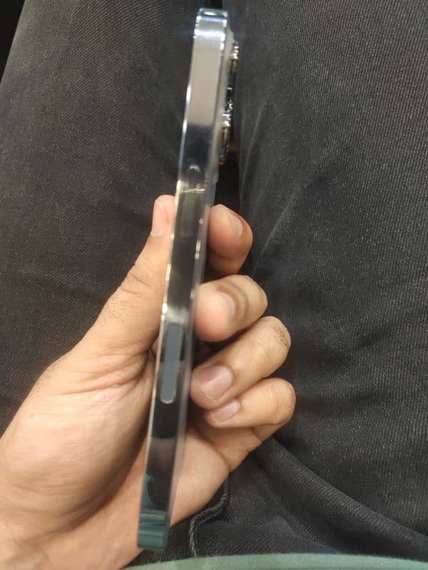 13 pro 128gb 09/10 condition 92 plus health j. v 3