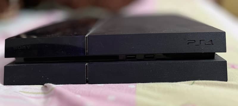 PS4 with 2 controllers and 8 games full settle 1