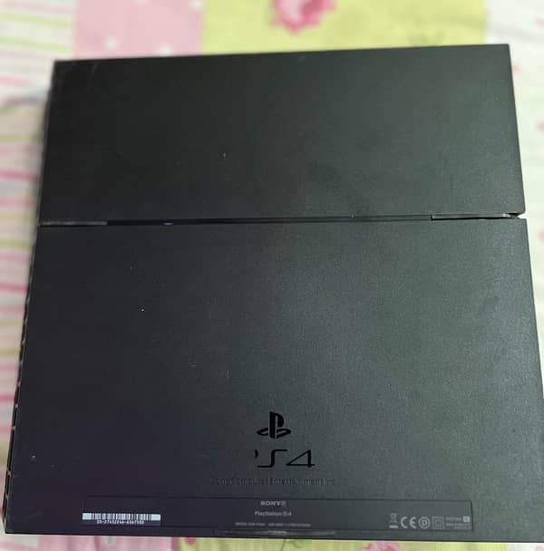 PS4 with 2 controllers and 8 games full settle 3