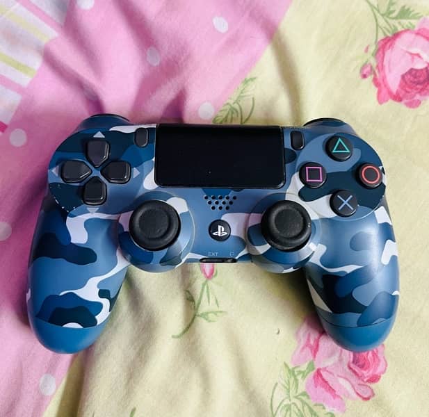 PS4 with 2 controllers and 8 games full settle 5