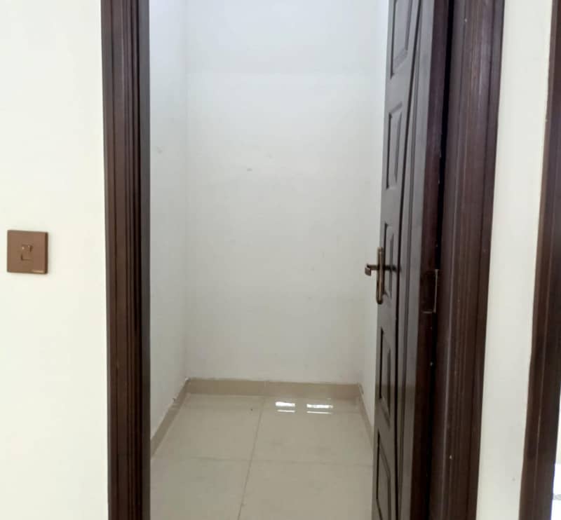 1750 Square Feet Flat Ideally Situated In Diamond Mall & Residency 9