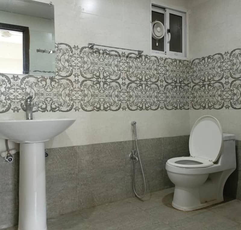 1750 Square Feet Flat Ideally Situated In Diamond Mall & Residency 13
