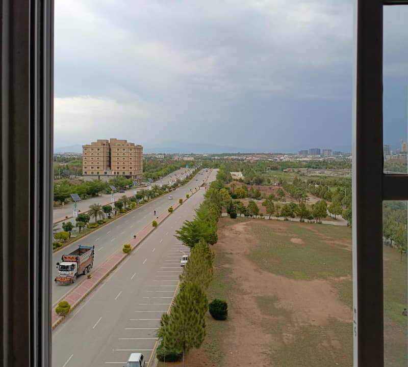 1750 Square Feet Flat Ideally Situated In Diamond Mall & Residency 18