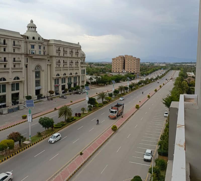 1750 Square Feet Flat Ideally Situated In Diamond Mall & Residency 25