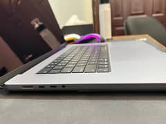 Macbook Pro M1 Max 16 Inch - 1 TB SSD - 32 GBs Ram