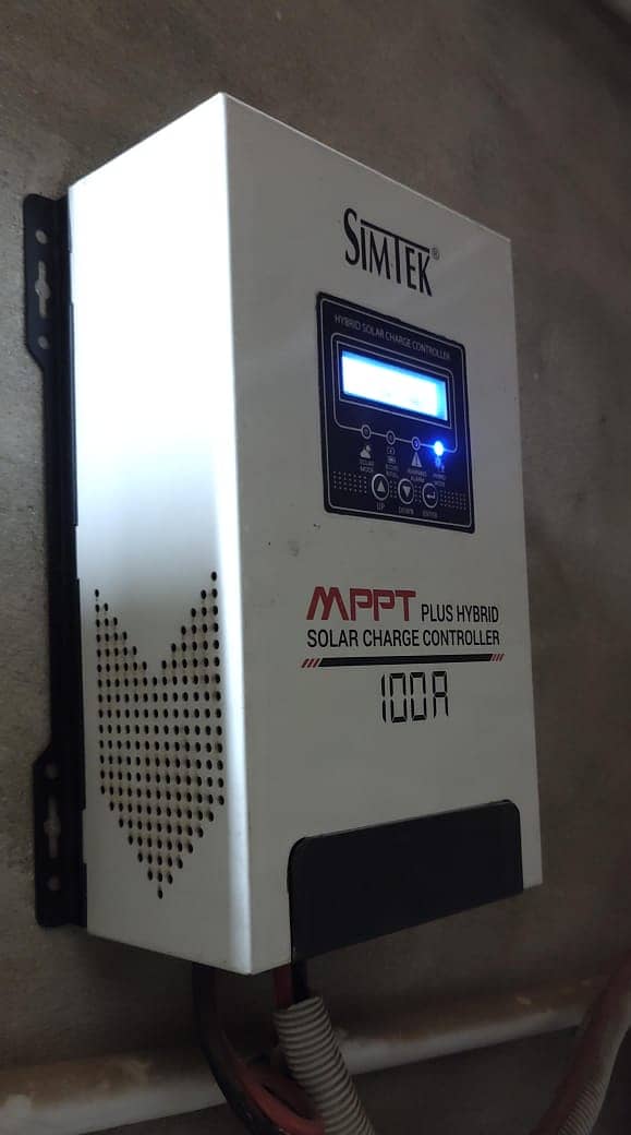 Simtek 100A Solar Charge Controller 1