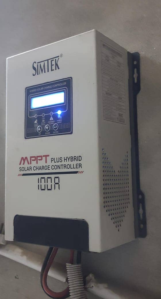 Simtek 100A Solar Charge Controller 2