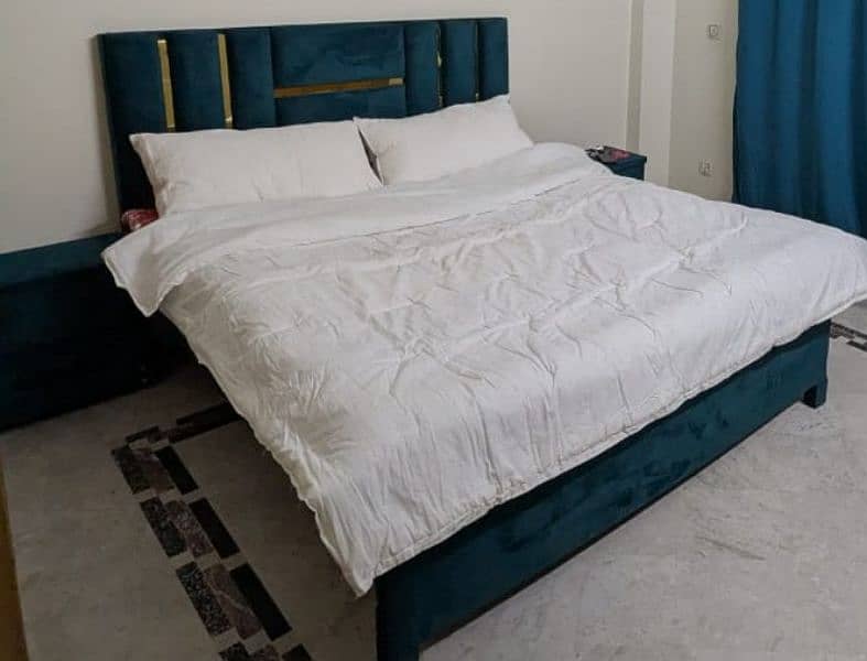 Bed with side tables and matrice 1