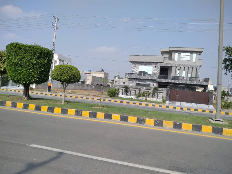 Prime Location 5 Marla Plot for Sale in J Block, Central Park Lahore 14