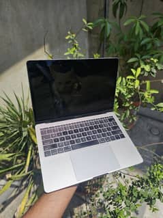 Macbook pro 2017 in good condition read ad