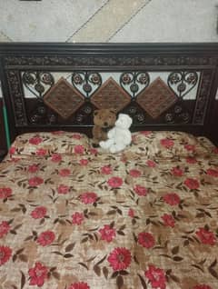 lohy Wala bed hai  aur jhola bhi
