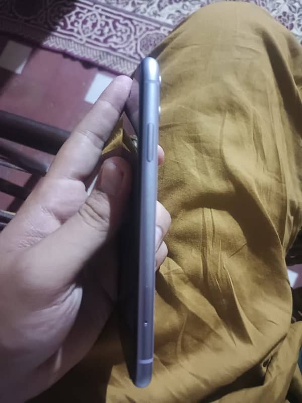 iphone 11 128   factory unlock exchange posible with next model 4