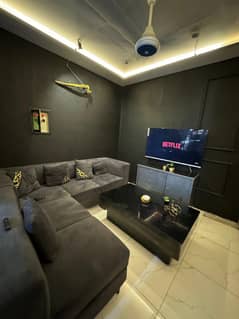 1 Bedroom VIP Full furnish flat per day available in Bahria town Lahore