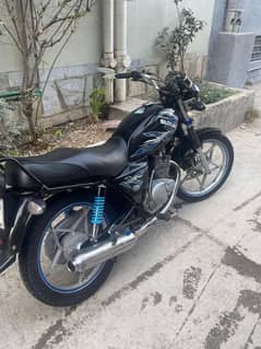 Suzuki GS 150 for sale 03,22,74,33,2,79 model 2017