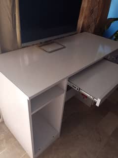 white computer table with glossy finished wood