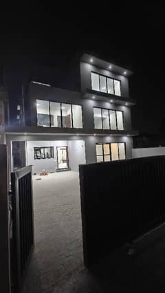 1 KANAL BRAND NEW TRIPPLE STOREY BUILDING FOR RENT