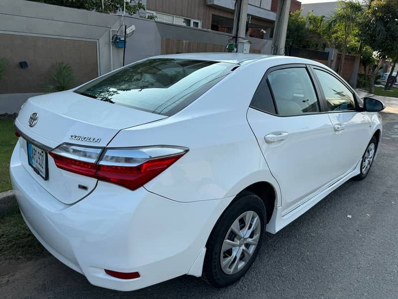 Lahore Rent a car - Hyundai Grand Starex, Toyota Corolla 1