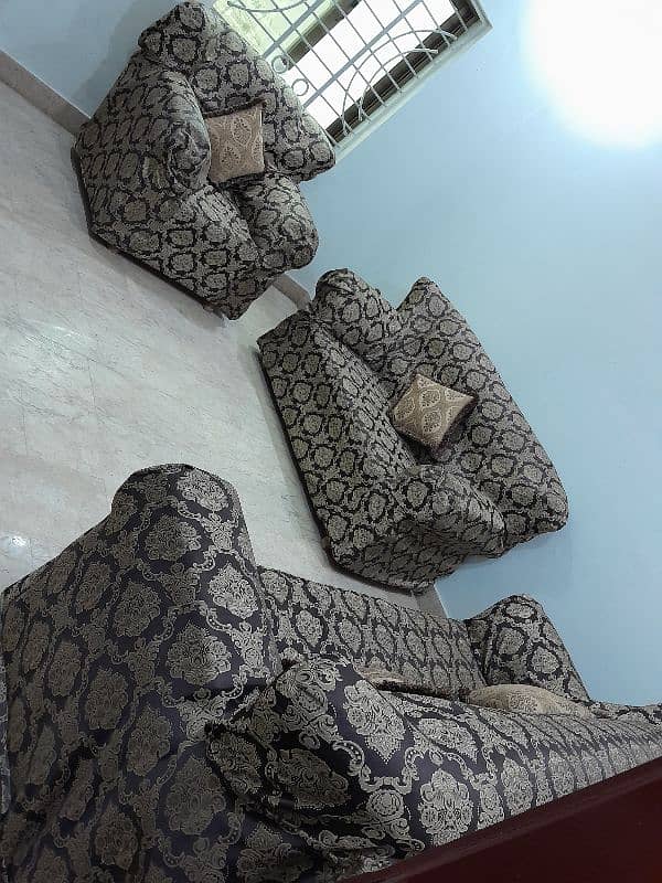 slightly use sofa 8 pcs set and 5 pcs set 8