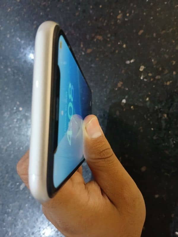 iphone 11 PTA 10/10 condition not a single scratch on it 2