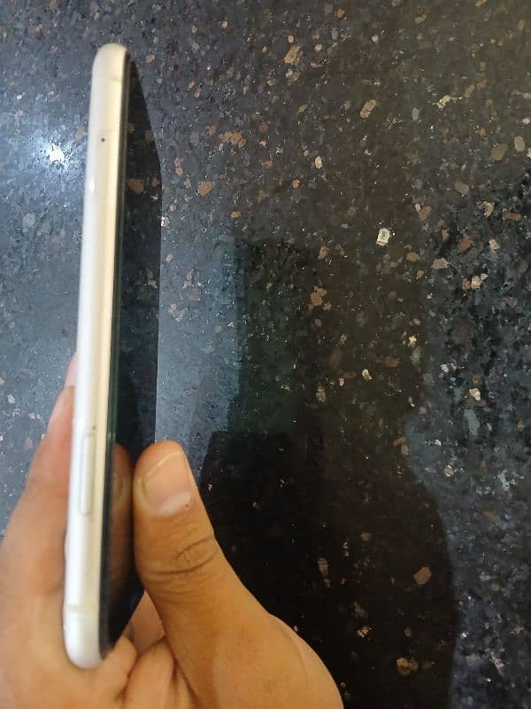 iphone 11 PTA 10/10 condition not a single scratch on it 3