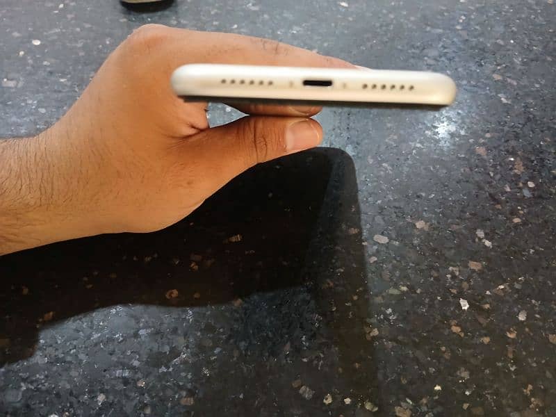 iphone 11 PTA 10/10 condition not a single scratch on it 4