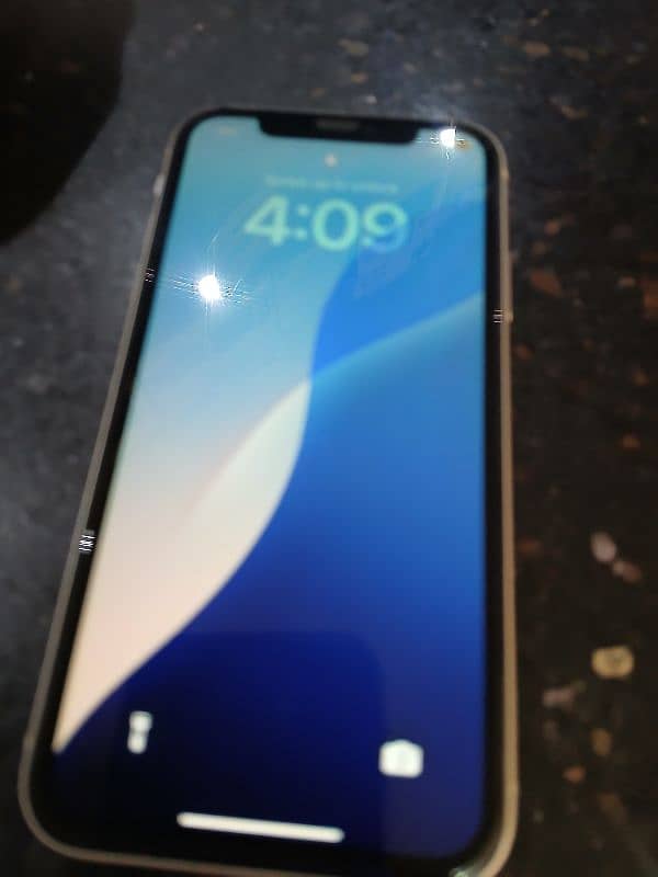 iphone 11 PTA 10/10 condition not a single scratch on it 5