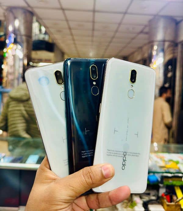 oppo f11 8/256 10/10 box with charger 1