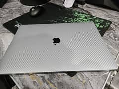 Macbook pro 15 inch 2017 i7 16/512 touchbar with 2gb graphic card