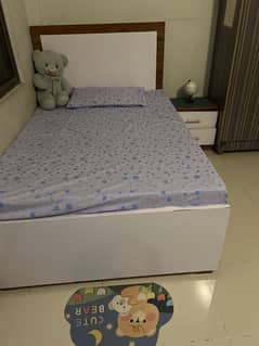 Singel bed with side table with mattress