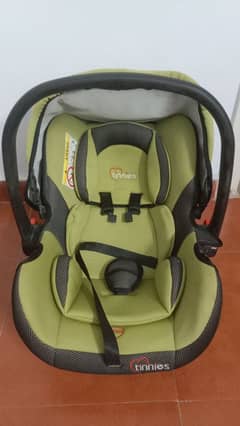 Tinnies Carry cot & Car seat slightly used in excellent condition
