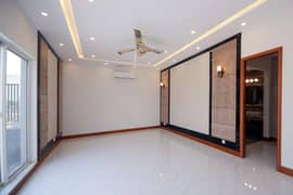 1 Kanal Beautiful House in Phase 8